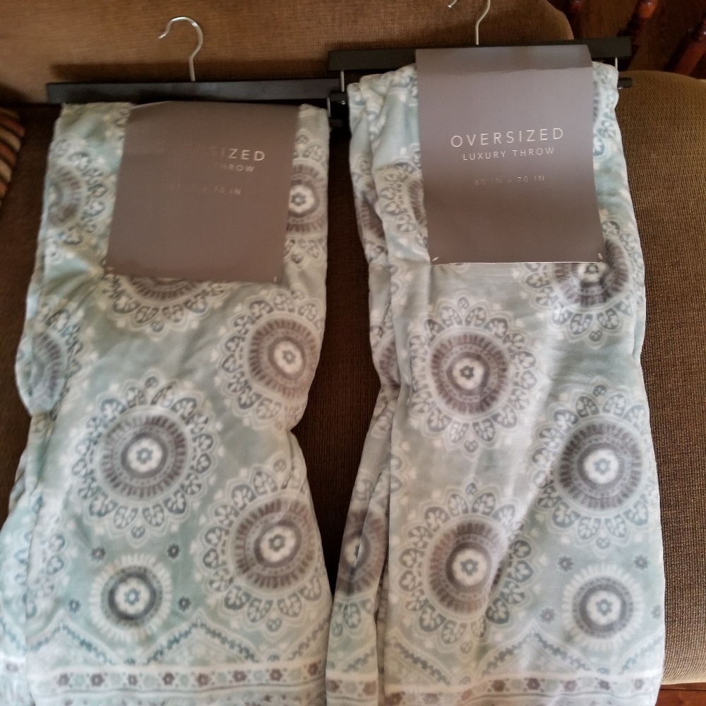 1 Oversized Luxury throw 60 in × 70 in